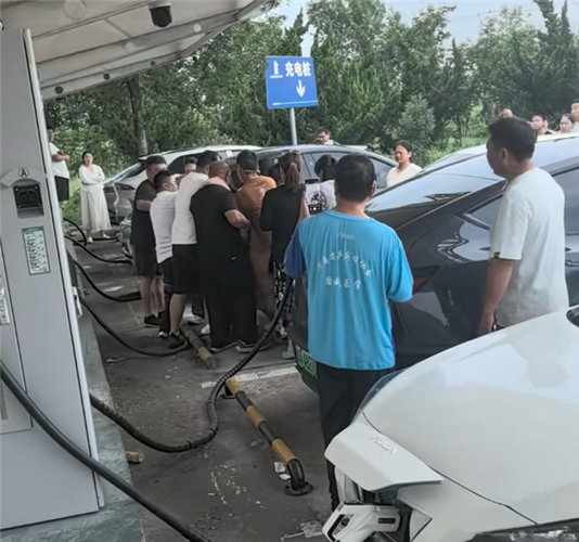 北京街头新能源汽车排队充电